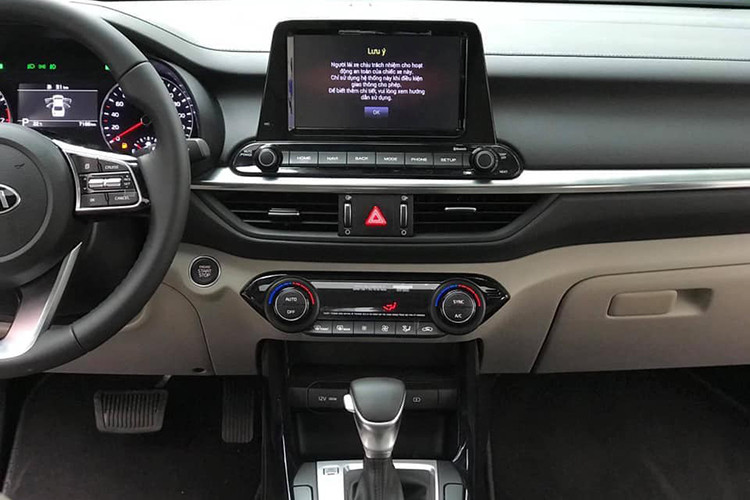 Mẫu xe sedan Kia Cerato 2019 vừa được THACO tung ra cuối năm 2018 có 4 phiên bản, giá cao nhất 675 triệu đồng (chưa bao gồm phí đăng ký để xe lăn bánh). Giá bán của mẫu xe mới cũng tăng nhẹ so với đời cũ, cao hơn 30 triệu đồng và có các lựa chọn động cơ 1.6 và 2.0L.