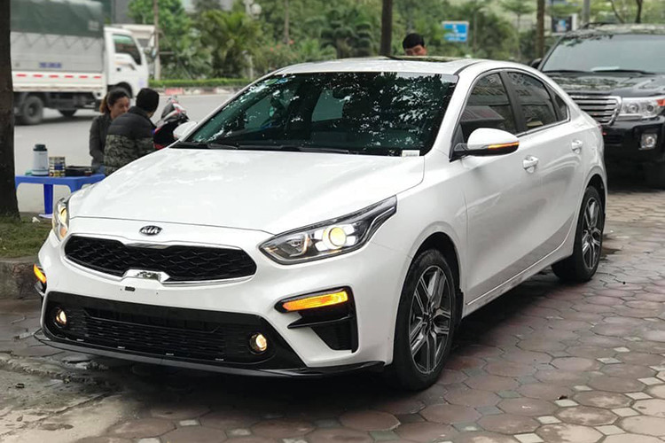 Đây có thể được xem là chiếc xe Kia Cerato 2019 "chạy lướt" đầu tiên có mặt trên thị trường xe cũ, vì mẫu xe này chỉ mới ra mắt hồi tháng 12/2018 vừa qua, tức là chủ xe chỉ mới sử dụng được tối đa 3 tháng.