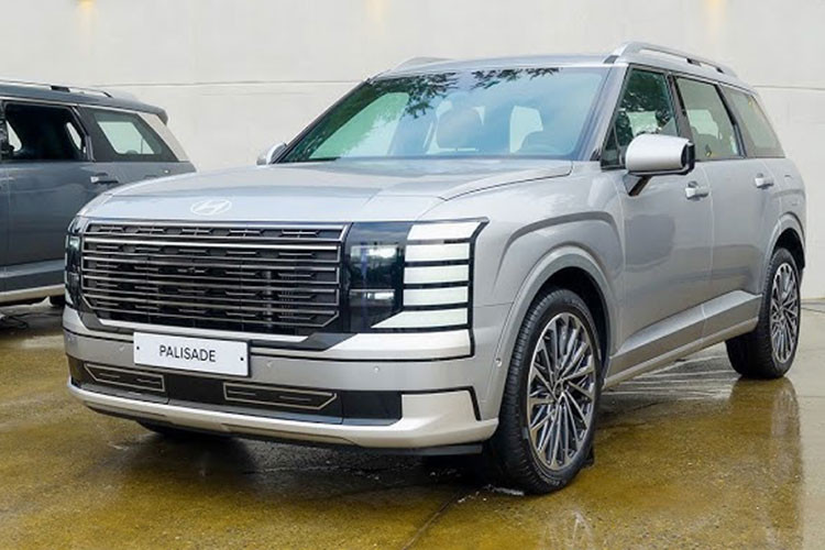 Dù có số xi-lanh ít hơn, động cơ mới vẫn cung cấp hiệu suất cao hơn và tiết kiệm nhiên liệu hơn so với phiên bản V6 trước đây. Hyundai Palisade 2026 cũng là mẫu xe đầu tiên của hãng được trang bị hệ thống treo thích ứng điều khiển điện tử (ECS). 