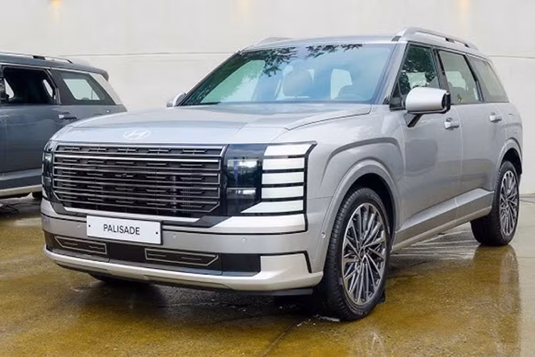 Dù có số xi-lanh ít hơn, động cơ mới vẫn cung cấp hiệu suất cao hơn và tiết kiệm nhiên liệu hơn so với phiên bản V6 trước đây. Hyundai Palisade 2026 cũng là mẫu xe đầu tiên của hãng được trang bị hệ thống treo thích ứng điều khiển điện tử (ECS). 