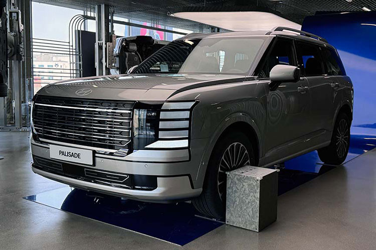 Với Hyundai Palisade 2026 bản 9 chỗ được ra mắt, biến mẫu SUV cỡ lớn này thành một lựa chọn thay thế tiềm năng trong phân khúc MPV tại một số quốc gia. Điều này giúp xe có thể đáp ứng các quy định về làn xe buýt tại Hàn Quốc và một số nước Đông Nam Á. 