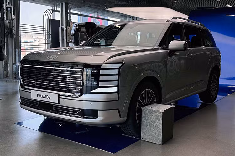 Với Hyundai Palisade 2026 bản 9 chỗ được ra mắt, biến mẫu SUV cỡ lớn này thành một lựa chọn thay thế tiềm năng trong phân khúc MPV tại một số quốc gia. Điều này giúp xe có thể đáp ứng các quy định về làn xe buýt tại Hàn Quốc và một số nước Đông Nam Á. 