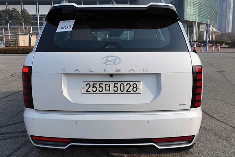 Hệ thống ESC này sử dụng dữ liệu từ camera, cảm biến và hệ thống định vị để giảm thiểu độ rung lắc theo phương ngang và phương dọc, giúp xe vận hành êm ái hơn trên nhiều địa hình khác nhau.