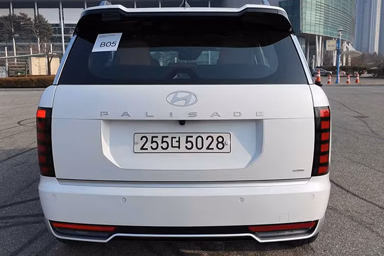 Hệ thống ESC này sử dụng dữ liệu từ camera, cảm biến và hệ thống định vị để giảm thiểu độ rung lắc theo phương ngang và phương dọc, giúp xe vận hành êm ái hơn trên nhiều địa hình khác nhau.