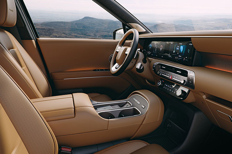 Phiên bản hybrid kết hợp động cơ xăng tăng áp 2.5L với một mô-tơ điện 73 mã lực, tạo ra tổng công suất 334 mã lực. Đi kèm với hộp số tự động 6 cấp, phiên bản này trở thành mẫu xe chạy xăng mạnh nhất của Hyundai, với phạm vi hoạt động hơn 1.000 km mỗi lần đổ đầy bình.