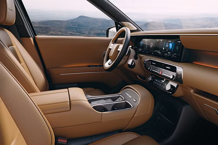 Phiên bản hybrid kết hợp động cơ xăng tăng áp 2.5L với một mô-tơ điện 73 mã lực, tạo ra tổng công suất 334 mã lực. Đi kèm với hộp số tự động 6 cấp, phiên bản này trở thành mẫu xe chạy xăng mạnh nhất của Hyundai, với phạm vi hoạt động hơn 1.000 km mỗi lần đổ đầy bình.