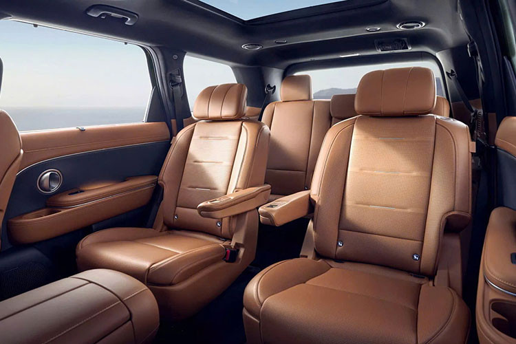 Một trong những thay đổi đáng chú ý trên Hyundai Palisade 2026 là việc loại bỏ động cơ V6 truyền thống, thay thế bằng dòng động cơ 4 xi-lanh. Phiên bản tiêu chuẩn sử dụng động cơ tăng áp 2.5L, sản sinh công suất 281 mã lực và mô-men xoắn 422 Nm, kết hợp với hộp số tự động 8 cấp.