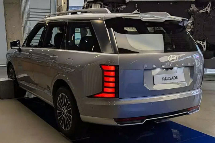 Dù vẫn nhỏ hơn "người đồng hương" Kia Carnival (5.155mm chiều dài tổng thể và 3.090mm chiều dài cơ sở) nhưng nhờ thiết kế lại nội thất, Palisade 2026 có thể bố trí ghế ngồi theo dạng 3+3+3, cung cấp không gian cho 9 hành khách.