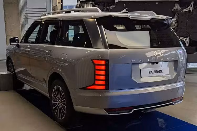 Dù vẫn nhỏ hơn "người đồng hương" Kia Carnival (5.155mm chiều dài tổng thể và 3.090mm chiều dài cơ sở) nhưng nhờ thiết kế lại nội thất, Palisade 2026 có thể bố trí ghế ngồi theo dạng 3+3+3, cung cấp không gian cho 9 hành khách.