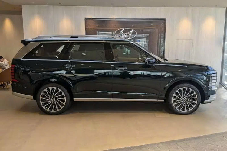 So với phiên bản tiền nhiệm, mẫu xe SUV Hyundai Palisade 2026 có chiều dài tăng thêm 65mm, đạt mức 5.060mm. Trong khi đó, chiều rộng và chiều cao vẫn giữ nguyên lần lượt là 1.980mm và 1.805mm. Đáng chú ý, chiều dài cơ sở cũng được mở rộng thêm 70mm, nâng tổng chiều dài cơ sở lên 2.970mm. 