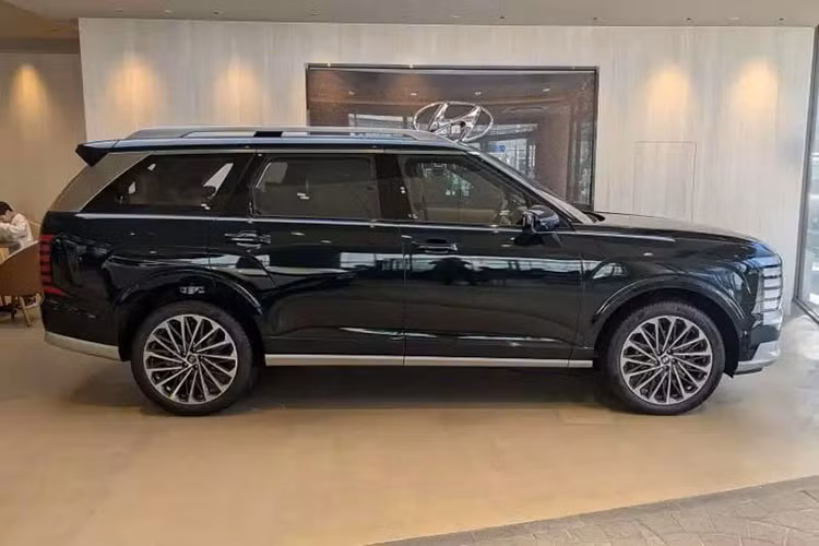 So với phiên bản tiền nhiệm, mẫu xe SUV Hyundai Palisade 2026 có chiều dài tăng thêm 65mm, đạt mức 5.060mm. Trong khi đó, chiều rộng và chiều cao vẫn giữ nguyên lần lượt là 1.980mm và 1.805mm. Đáng chú ý, chiều dài cơ sở cũng được mở rộng thêm 70mm, nâng tổng chiều dài cơ sở lên 2.970mm. 