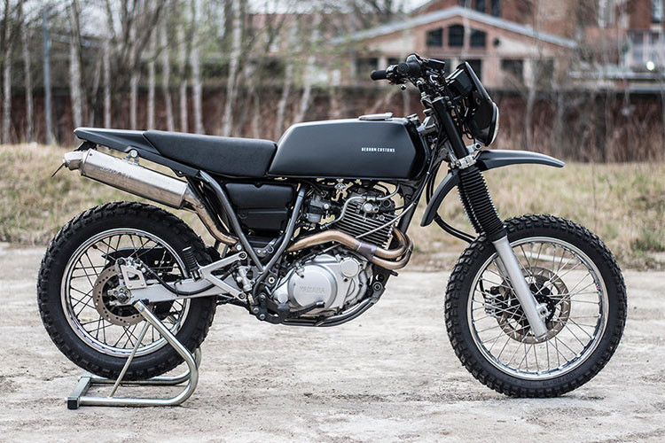 “Anh ấy muốn chiếc xe Yamaha XT 600 2002 trở nên khác biệt. Nó phải trông vẫn nguyên bản sau quá trình độ. Màu sơn phải là đen. Bình xăng lớn là điều bắt buộc. Yên xe phải hạ thấp để người chủ dễ dàng điều khiển. Tuy nhiên, xe đang gặp nhiều vấn đề ở phần điện”, Martien kể lại những yêu cầu của vị khách.