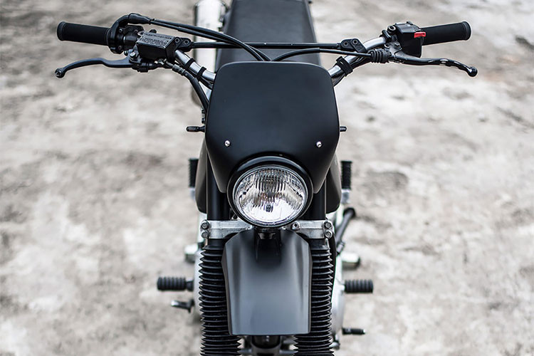 Nghệ nhân Alex từ cơ sở Weitgehend Gar làm lại phần yên xe bằng loại da chống thấm nước. Chi tiết này cần chú ý vì vị khách chủ yếu đậu xe ngoài trời. Cũng vì đó mà phần bô e nguyên bản được giữ lại chứ không sử dụng loại lọc gió rời bên ngoài.