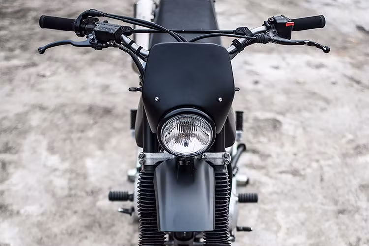 Nghệ nhân Alex từ cơ sở Weitgehend Gar làm lại phần yên xe bằng loại da chống thấm nước. Chi tiết này cần chú ý vì vị khách chủ yếu đậu xe ngoài trời. Cũng vì đó mà phần bô e nguyên bản được giữ lại chứ không sử dụng loại lọc gió rời bên ngoài.