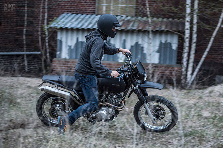 Cụm đầu đèn đã được Martien sử dụng trước đây. Nó gồm đèn pha đơn phong cách Bates và ốp từ nhà sản xuất ở Tây Ban Nha SRS. Giảm chiều cao yên nhưng không muốn đụng đến phuộc nên Martien đã thay từ mâm 21 inch nguyên bản sang loại 19 inch của CWC. Xe dùng lốp Heidenau K60 phù hợp với mọi địa hình.