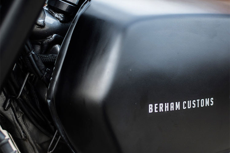 Tuy nhiên, những thử thách trên cứ lởn vởn trong đầu Martien. Anh ấy đã đưa ra đề nghị cho khách hàng là sẽ tái khởi động dự án với điều kiện thời gian thoải mái hơn. Bước đầu tiên trong dự án là kiếm một bình xăng lớn. Martien đã nhận thấy bình xăng của mẫu XS 500 hoàn toàn phù hợp nhưng cần chỉnh sửa để vừa với khung xe XT 600.