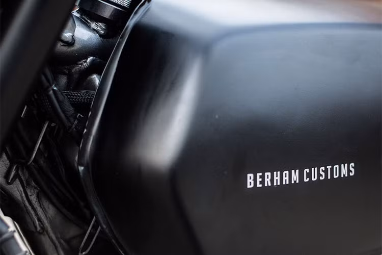 Tuy nhiên, những thử thách trên cứ lởn vởn trong đầu Martien. Anh ấy đã đưa ra đề nghị cho khách hàng là sẽ tái khởi động dự án với điều kiện thời gian thoải mái hơn. Bước đầu tiên trong dự án là kiếm một bình xăng lớn. Martien đã nhận thấy bình xăng của mẫu XS 500 hoàn toàn phù hợp nhưng cần chỉnh sửa để vừa với khung xe XT 600.