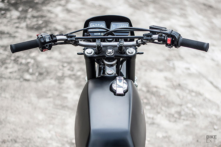 Phần ruột bên trong bị cắt xẻ nhưng không được phép làm giảm dung tích chứa xăng. “Tôi đã bỏ ra hàng giờ để uốn những tấm kim loại. Phần lỗ đổ xăng và các pát bắt với khung cũng được làm lại”, Martien mô tả.