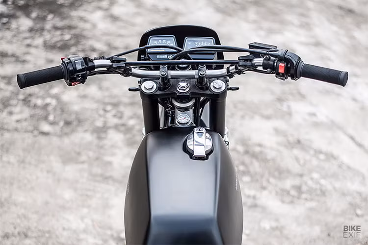 Phần ruột bên trong bị cắt xẻ nhưng không được phép làm giảm dung tích chứa xăng. “Tôi đã bỏ ra hàng giờ để uốn những tấm kim loại. Phần lỗ đổ xăng và các pát bắt với khung cũng được làm lại”, Martien mô tả.