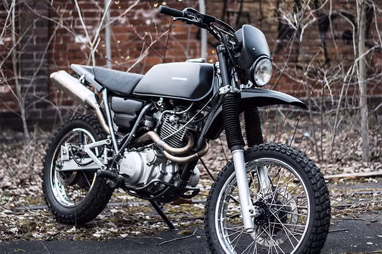 Martien sử dụng hệ thống xả Arrow TT giúp giảm bớt trọng lượng và để động cơ hoạt động tốt hơn. Phần thân xe là sự kết hợp giữa đồ cũ và mới. Dè trước cũ được cắt gọt cho nhỏ lại. Ghi đông mới của Lucas đi cùng với bọc tay lái Biltwell trong khi đồng hồ và các công tắc vẫn nguyên bản.