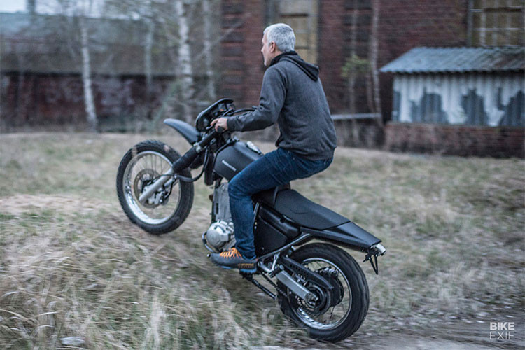 Khung xe được vệ sinh và giữ nguyên màu sắc cũ. Các chi tiết ốp được sơn đen nhám. Về vấn đề với phần điện, Martien đã thay mới toàn bộ. Mẫu độ XT 600 giờ sẵn sàng với mọi tình huống, hoàn hảo cho những biker thích sự gai góc, bền bỉ - mag đậm chất Yamaha XT 600 của lính đặc nhiệm.