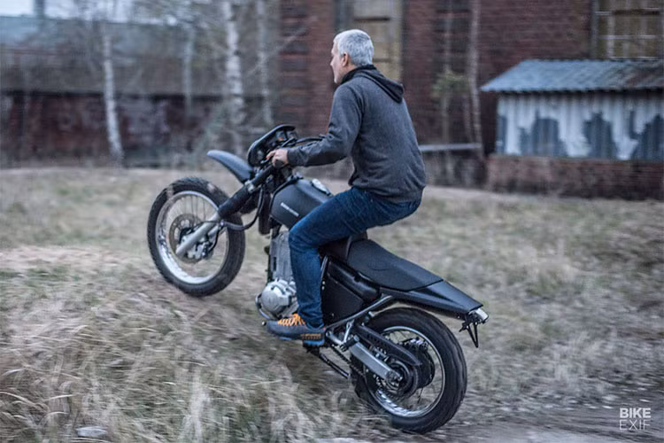 Khung xe được vệ sinh và giữ nguyên màu sắc cũ. Các chi tiết ốp được sơn đen nhám. Về vấn đề với phần điện, Martien đã thay mới toàn bộ. Mẫu độ XT 600 giờ sẵn sàng với mọi tình huống, hoàn hảo cho những biker thích sự gai góc, bền bỉ - mag đậm chất Yamaha XT 600 của lính đặc nhiệm.