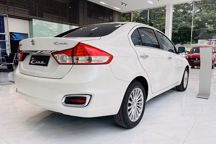 Suzuki Ciaz giam gan 105 trieu dong tai Viet Nam, co hoi 
