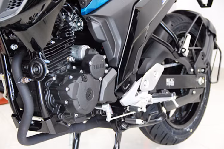 Yamaha FZ 25 sở hữu động cơ xy-lanh đơn, làm mát bằng dầu, dung tích 249cc, kết hợp với hộp số 5 cấp. Động cơ tạo ra công suất tối đa 20,9 mã lực tại vòng tua máy 8.000 vòng/phút và mô-men xoắn cực đại 20 Nm tại vòng tua máy 6.000 vòng/phút. Động cơ này được áp dụng công nghệ Blue Core nên chỉ tiêu thụ lượng xăng trung bình 2,32 lít/100 km.