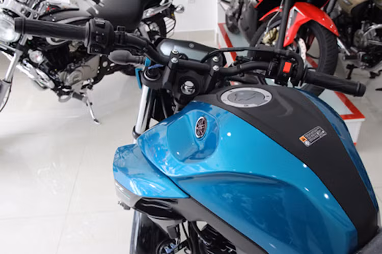 Lực hãm của xe bắt nguồn từ phanh đĩa đơn có đường kính 282 mm trước và 220 mm sau. Đáng tiếc thay, mẫu naked bike này không có hệ thống chống bó cứng phanh ABS dù là tùy chọn. Trong khi đó, hệ thống treo của xe bao gồm phuộc ống lồng phía trước và giảm xóc đơn đằng sau, giống những mẫu xe FZ trước đây.