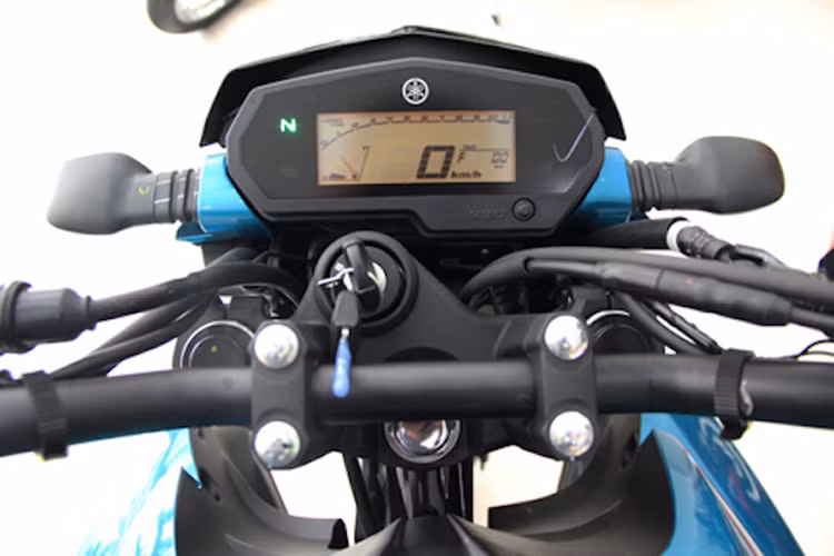 Theo hãng xe máy đình đám tại Nhật Bản cho biết, Yamaha FZ25 2017 là một chiếc naked-bike mang đến cảm giác thoải mái khi đi phố cũng như đường dài. Mẫu xe này sở hữu trọng lượng chỉ 148 kg. Cụm đồng hồ hiển thị LCD. Bình xăng dung tích 14 lít, cùng yên xe 2 tầng kiểu thể thao.