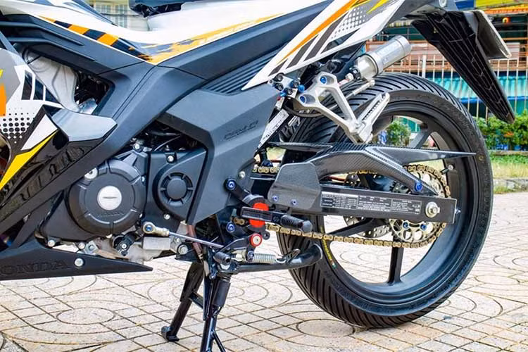 Góp phần vào việc giữ ổn định thân xe khi buộc phải phóng ở tốc độ cao là trợ lực trung tâm Ohlins TTX. Bộ trợ lực được tích hợp gọn gàng ngay giữa ghi đông xe, cho cái nhìn rất kích thích. Hai bên tay lái của chiếc xe độ là hệ thống công tác chuyên dụng như xe đua GP của thương hiệu Jet Prime, ngoài ra xe cũng được trang bị khoá điện smart key.