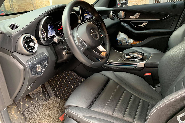 GLC 300 sở hữu động cơ I4 2.0L 245 mã lực. Hộp số tự động 9 cấp 9G-Tronic đi kèm hệ dẫn động 4MATIC, mô-men xoắn cực đại 350 và 370 Nm được ngay từ vòng tua máy 1.200 vòng/phút. Mức tiêu thụ nhiên liệu khoảng 6,5l/100km. Xe sở hữu cửa sổ trời siêu rộng panoramic, hệ thống hỗ trợ phòng ngừa va chạm với chức năng hỗ trợ tự động giảm tốc cho xe, camera lùi hỗ trợ người lái...