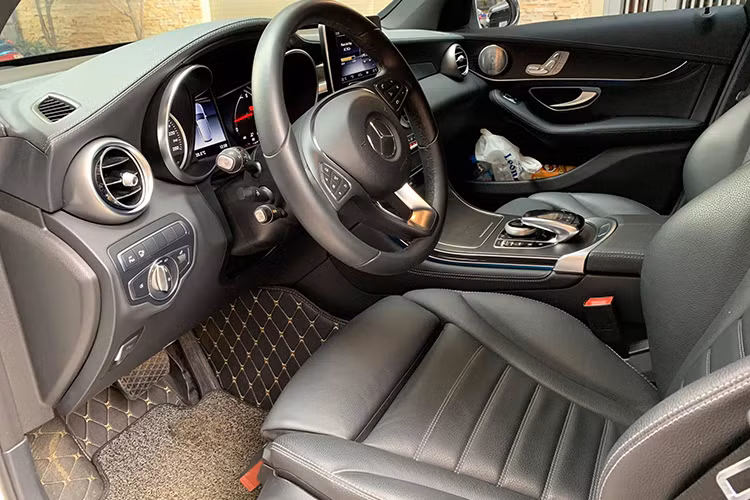 GLC 300 sở hữu động cơ I4 2.0L 245 mã lực. Hộp số tự động 9 cấp 9G-Tronic đi kèm hệ dẫn động 4MATIC, mô-men xoắn cực đại 350 và 370 Nm được ngay từ vòng tua máy 1.200 vòng/phút. Mức tiêu thụ nhiên liệu khoảng 6,5l/100km. Xe sở hữu cửa sổ trời siêu rộng panoramic, hệ thống hỗ trợ phòng ngừa va chạm với chức năng hỗ trợ tự động giảm tốc cho xe, camera lùi hỗ trợ người lái...