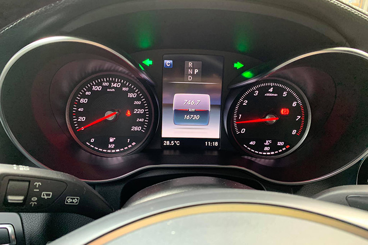 Ngoài ra xe còn có hệ thống âm thanh với đầu đọc CD, màn hình màu TFT 7-inch, bộ thu sóng phát thanh, kết nối Bluetooth, trình duyệt Internet. Touchpad điều khiển cảm ứng trên bệ trung tâm, đầu đọc thẻ cho hệ thống dẫn đường và định vị vệ tinh toàn cầu GPS, cổng kết nối truyền thông đa phương tiện phía dưới tựa tay trung tâm và hỗ trợ các thiết bị giải trí di động....