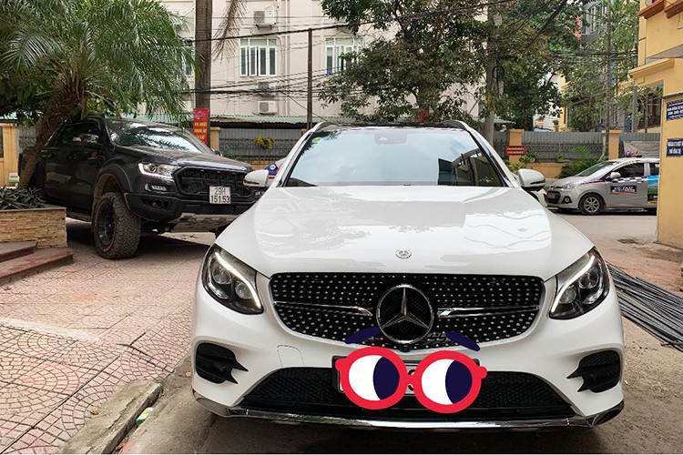 Chiếc SUV Mercedes-Benz hạng sang của nam diễn viên điển trai này được sơn ngoại thất màu trắng. Xe có kích thước dài x rộng x cao tương ứng 4.656 x 1.890 x 2.870 (mm). Phần đầu của xe thiết kế nổi bật với lưới tản nhiệt thanh đôi nằm ngang, cụm đèn pha cỡ lớn tích hợp đèn chiếu sáng ban ngày dạng LED.