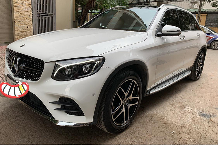 Tính tới thời điểm rao bán, Chiếc SUV hạng sang Mercedes-Benz GLC 300 của Hồng Đăng chỉ thiếu 4 ngày nữa là sẽ tròn 1 năm gắn bó với nam diễn viên này. Mercedes-Benz GLC 300 được Hồng Đăng mua vào ngày 22/11/2018, đây là lựa chọn thay thế chiếc Hyundai SantaFe mà anh đã sử dụng một thời gian dài trước đó. Trước Hyundai SantaFe, Hồng Đăng cũng đã có thời gian sử dụng một chiếc Kia Sportage.