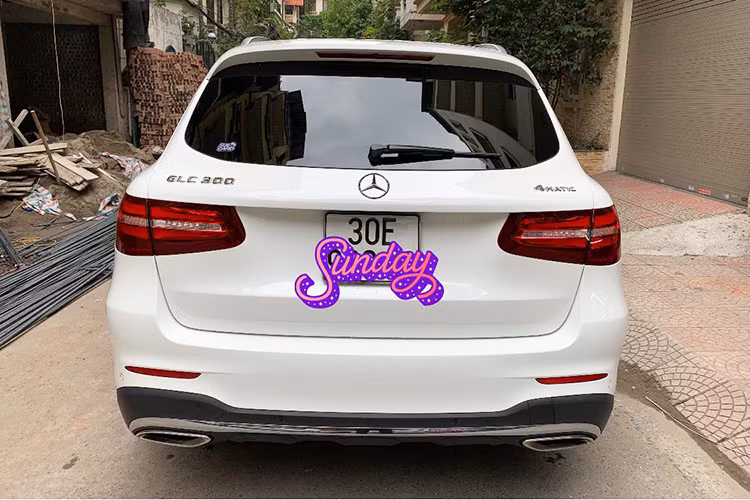 Phần đuôi xe của Mercedes-Benz GLC 300 được thiết kế khá gọn gàng và đơn giản. Cản trước và sau xe đều được làm từ hợp kim nổi bật đi kèm cặp ống xả tứ giác mạnh mẽ. Xe sở hữu trọng lượng nhự hơn tới 80 kg so với GLK và có chiều dài cơ sở lớn hơn "đối thủ" BMW X3 tới 60 mm.