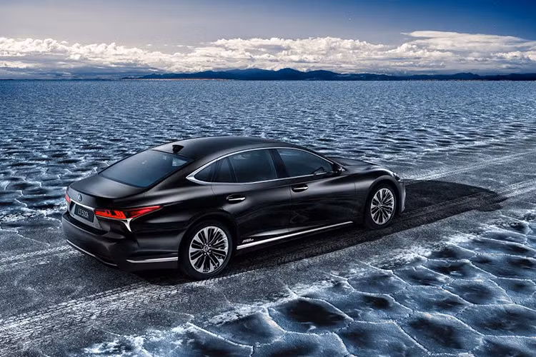 Xe còn được giả lập chế độ chuyển số giống như dải số của 1 hộp số 10 cấp. Ngoài ra, những thói quen của lái xe còn được ghi nhớ và tự động được máy tính tinh chỉnh, thông qua chức năng - Ghi nhớ suy nghĩ của Người lái (Driver’s Mind Index – DMI). Như vậy. Sở hữu khối động cơ và công nghệ mới, chú trọng vào khả năng vận hành, đồng nghĩa với việc chiếc xe có thể chạy nhanh hơn, linh hoạt hơn mà vẫn an toàn.