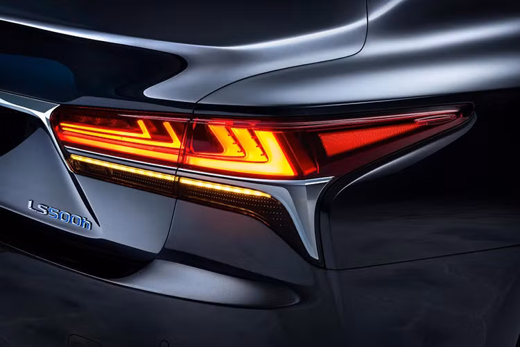 Lexus LS 500h có ngoại hình bệ vệ, chắc chắn đậm chất xe sang Nhật Bản, nổi bật với lưới tản nhiệt hình con suốt đặc trưng thiết kế với khả năng thay đổi màu sắc ở những góc nhìn khác nhau. Được xây dựng trên nền tảng LS 500, chiếc Lexus LS 500h được thừa hưởng thiết kế và nhiều công nghệ hàng đầu của Lexus.