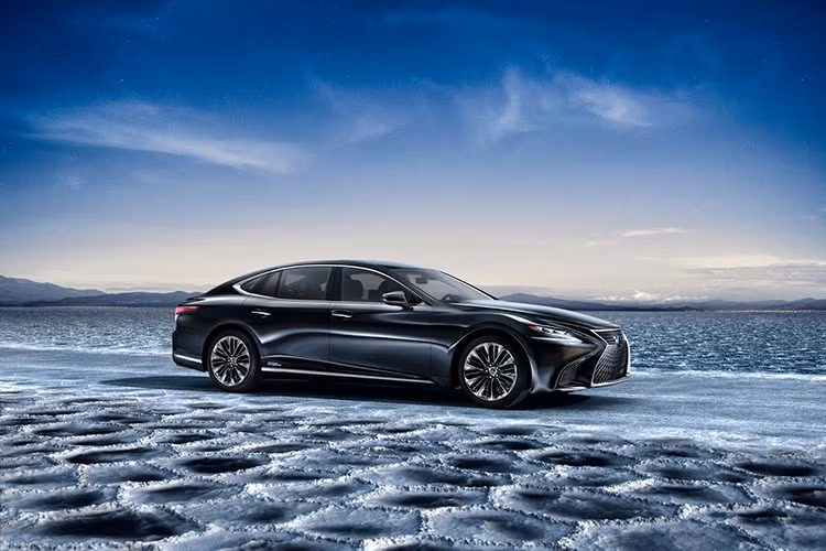 Chiếc sedan cỡ lớn hạng sang Lexus LS 500h 2018 hoàn toàn mới là phiên bản trang bị hệ động lực hybrid thuộc dòng sedan Lexus LS thế hệ mới, mẫu xe này cũng là người kế nhiệm cho mẫu LS 600h thế hệ trước đây.
