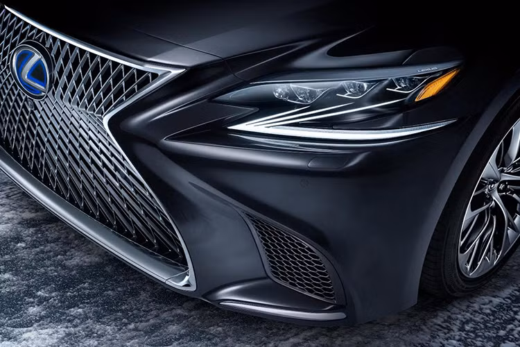 Về ngoại hình, Lexus LS 500h mang đậm triết lý "Đối lập song hành", triết lý mới định hình cho thiết kế của các thế hệ LS kế tiếp. Lexus đã tạo nên một chiếc xe vừa đảm bảo không gian rộng rãi và thoải mái của một chiếc sedan 3 khoang đẳng cấp hàng đầu, mà vẫn sở hữu những đường nét đầy phong cách của một chiếc coupe 4 cửa.