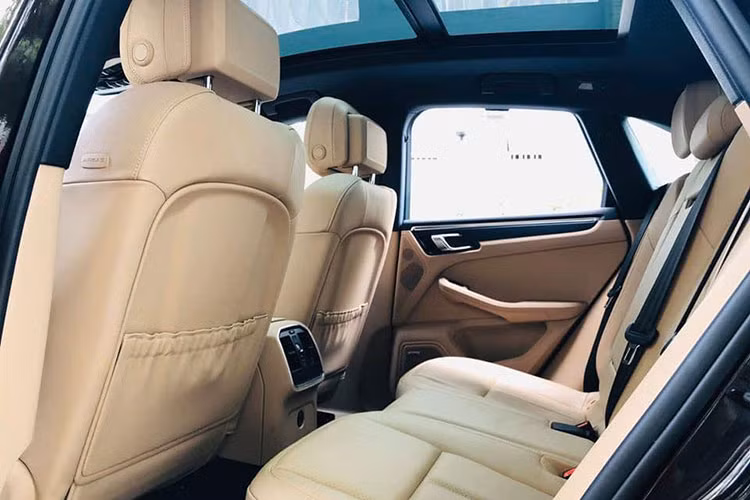 Cung cấp sức mạnh cho Porsche Macan 2019 vẫn là động cơ tăng áp 4 xy-lanh dung tích 2.0L, sản sinh công suất 252 mã lực và mô-men xoắn 370 Nm. Kết hợp với hộp số ly hợp kép 7 cấp, động cơ này giúp xe tăng tốc 0-100 km/h trong 6,1 giây trước khi đạt tốc độ tối đa 228 km/h.