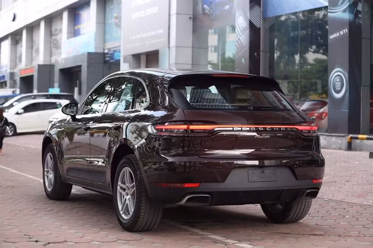 Tại Việt Nam, giá xe Porsche Macan 2019 chính hãng bản tiêu chuẩn với giá 3,1 tỷ và Macan S 2019 với giá 3,6 tỷ. Nếu khách hàng lựa chọn chiếc Macan bản tiêu chuẩn màu Mamba Green Metallic cùng đầy đủ các tùy chọn, chiếc xe có giá lên đến 4,2 tỷ đồng.
