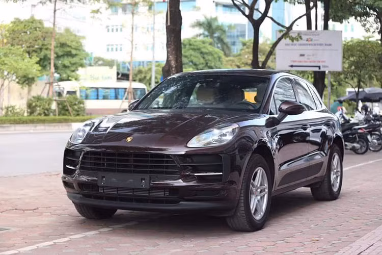 Chiếc Porsche Macan 2019 "chạy lướt" trong bài viết này hiện đang được chào bán hơn 3,9 tỷ đồng tại Hà Nội. Xe chạy được khoảng 900 dặm và là phiên bản đầy đủ nhất. Đây được xem là mức giá khá cao so với chính hãng, tuy nhiên khi mua xe người dùng sẽ bớt được một số chi phí.