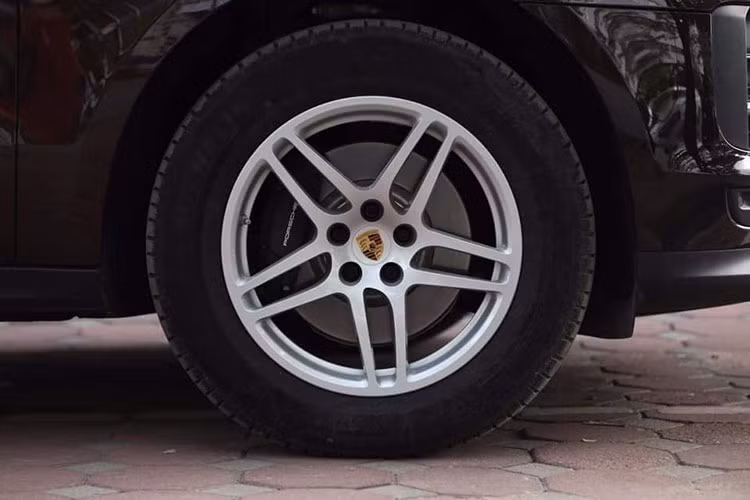 So với đời trước, Macan 2019 được trang bị bộ lốp có nhiều kích thước khác nhau nhằm cải thiện hiệu suất, tối ưu hóa sự linh hoạt của xe. Đi kèm với bộ lốp mới là các bộ vành có kích thước từ 18 inch đến 21 inch.