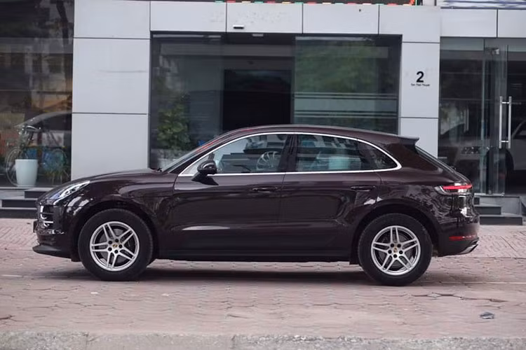 Về ngoại hình, thay đổi lớn nhất của Porsche Macan phiên bản 2019 mới này chính là thiết kế đèn hậu kiểu chạy liền phương ngang, vốn đang được hãng mở rộng áp dụng trên các mẫu xe của Porsche. Đây là DNA thiết kế của mẫu xe biểu tượng Porsche 911 và cả chiếc 918 Spyder.