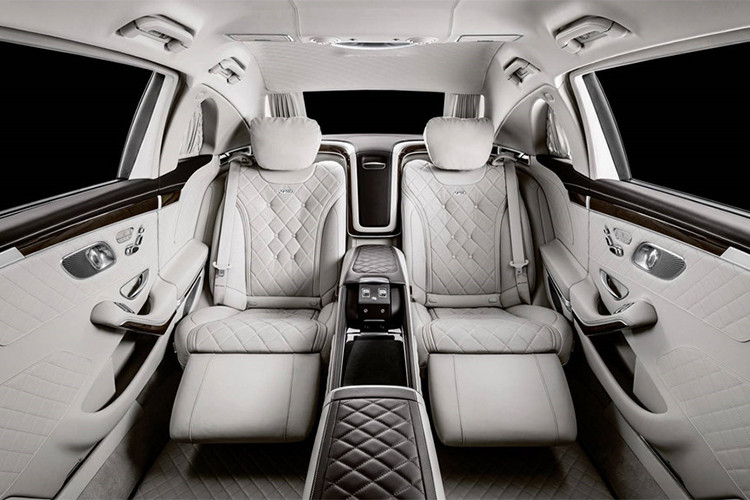 Bên trong ca-bin, nội thất được phối bởi các màu xám, nâu và xanh dương. Không gian bên trong rộng rãi và thoáng đãng vẫn là điểm nổi bật của phiên bản Pullman. Ghế cá nhân cao cấp chỉnh điện nhiều cấu hình cho phép hành khách có thể thay đổi hướng ngồi.