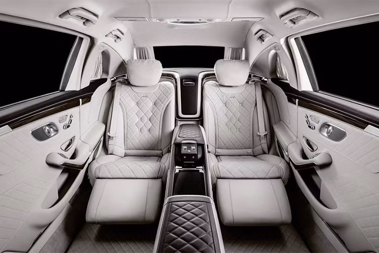 Bên trong ca-bin, nội thất được phối bởi các màu xám, nâu và xanh dương. Không gian bên trong rộng rãi và thoáng đãng vẫn là điểm nổi bật của phiên bản Pullman. Ghế cá nhân cao cấp chỉnh điện nhiều cấu hình cho phép hành khách có thể thay đổi hướng ngồi.