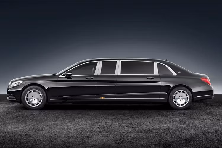 Giá khởi điểm của Mercedes-Maybach Pullman 2019 là 500.000 euro (tương đương khoảng 14 tỷ đồng). Nếu bạn là người muốn tận hưởng thêm thắt option sang chảnh hơn, cần phải chi ra thêm một số tiền đáng kể.