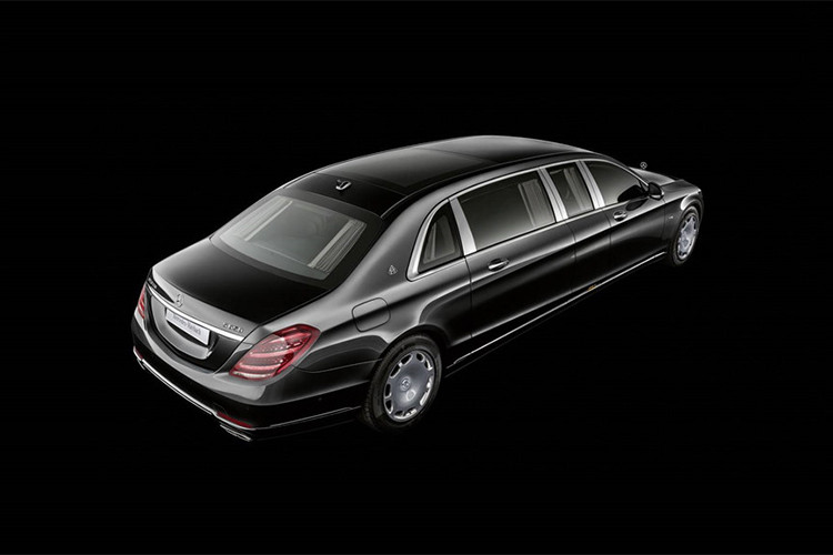 Bên cạnh đó, Mercedes cũng trang bị cho limousine Maybach Pullman 2019 bộ vành 20 inch 10 lỗ quen thuộc trên thương hiệu Maybach trước đây. Tương tự bản cơ sở, Maybach Pullman phiên bản 2019 mới này cũng sẽ sở hữu nước sơn 2 tông màu.